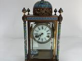 une petite horloge posée sur une table