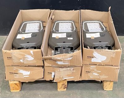 plusieurs boîtes d'appareils électroniques sont empilées les unes sur les autres