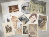 de nombreuses photos de personnes et d'animaux sur la table