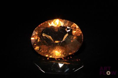 gros plan d'un diamant jaune sur une surface noire