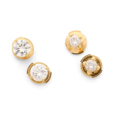 trois paires de boucles d'oreilles en or et diamants