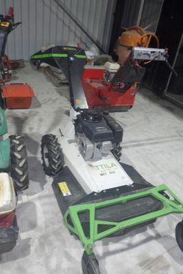 de nombreuses tondeuses à gazon alignées dans le garage