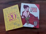 deux livres posés sur une table, avec une table en bois en arrière-plan