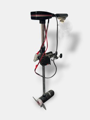 un gros plan d'un petit moteur auquel sont reliés des fils