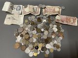 un lot de pièces de monnaie posées sur une table
