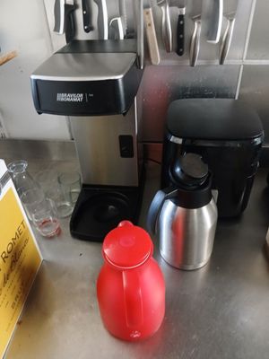une cafetière et une bouilloire posées sur le plan de travail de la cuisine