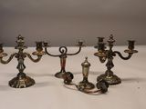 trois bougies posées sur une table