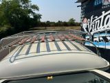 une voiture garée sur le côté de la route