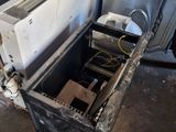 une boîte ouverte contenant tout un tas d'appareils électroniques