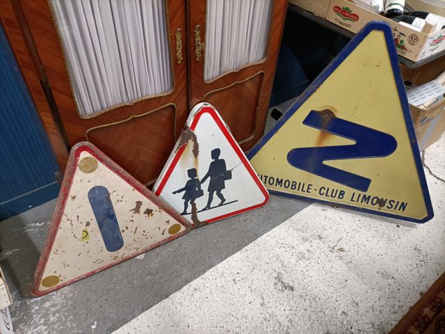 Trois panneaux de signalisation