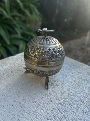 Boite couverte en argent à décor de rinceaux feuillagé, le fretel épou - Photo 1