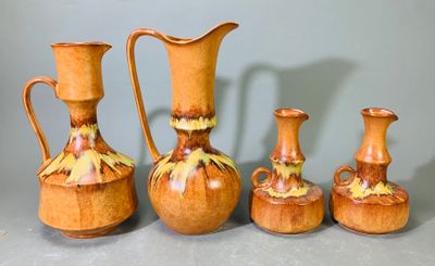 quatre vases posés les uns à côté des autres sur une table
