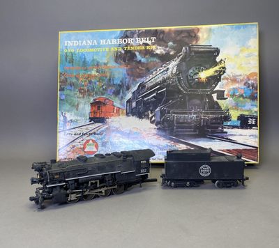 deux petits trains assis l'un à côté de l'autre sur une table