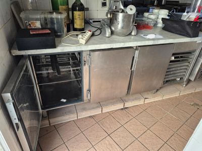 SUR DÉSIGNATION Tour pâtissier à 3 portes, plateau marbre, f…