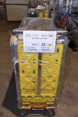 un chariot contenant de nombreux cartons dans un entrepôt