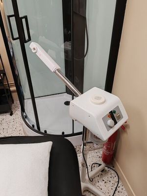 une salle de bains équipée d'une douche et d'une chaise