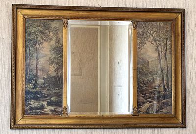 une photo d'un miroir accroché au mur au-dessus d'un lavabo