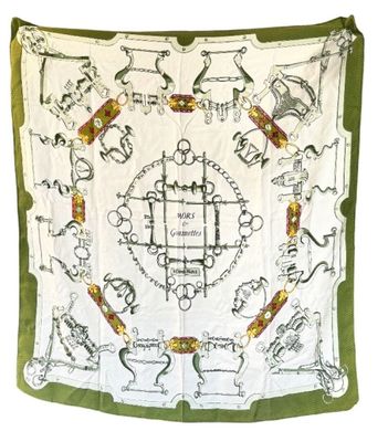HERMÈS - Carré de soie vert sauge, thème équestre, " Mors et…