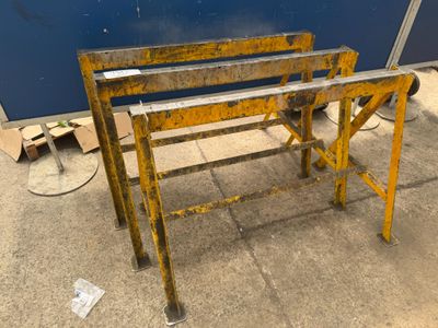 un banc jaune posé devant un mur bleu