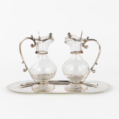 une paire de vases en verre plaqués argent posés sur un plateau