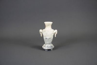 Petit vase balustre en stéatite.