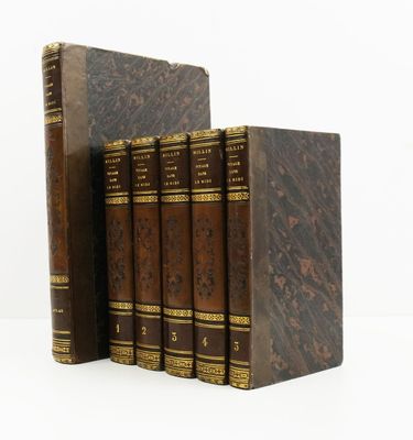 trois livres superposés sur une surface blanche