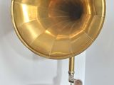 un vieux gramophone posé sur une table dans une pièce