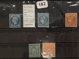de nombreux timbres exposés dans une vitrine