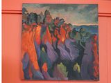 un tableau accroché au mur d'un immeuble