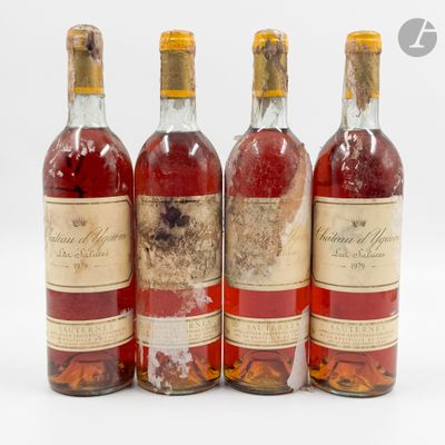 trois bouteilles de vin posées les unes à côté des autres sur une surface blanche