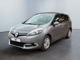 La voiture grise est garée dans la pièce vide de l'immeuble.