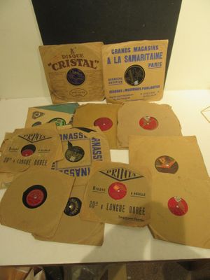 beaucoup de vieux disques sur la table