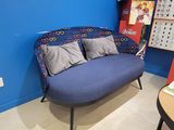 un canapé bleu dans un coin d'une pièce bleue