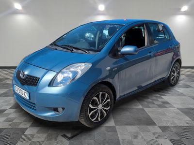 la photo d'une petite voiture bleue garée dans un garage