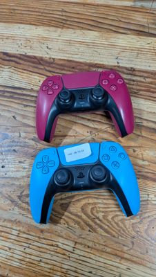 deux manettes Nintendo Wii posées sur un parquet