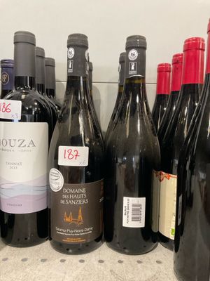 des bouteilles de vin sont alignées sur une étagère dans un magasin