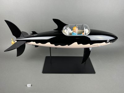 une maquette en noir et blanc d'un requin posée sur un socle