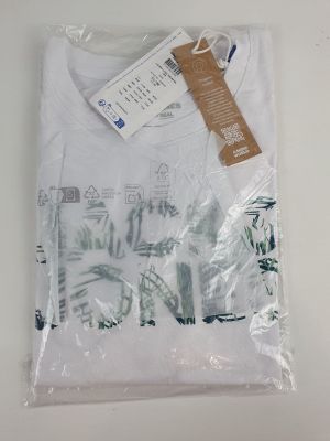 un t-shirt blanc orné d'une image représentant un homme et une femme
