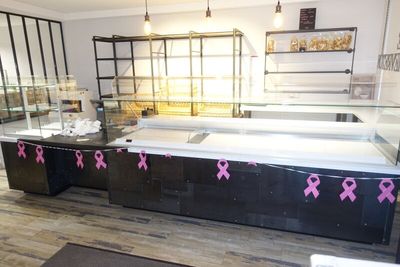 SUR DESIGNATION : Une vitrine réfrigérée horizontale (servic…