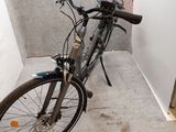 un vélo appuyé contre un mur dans une pièce