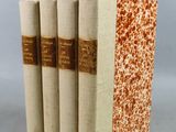 trois livres superposés sur une table