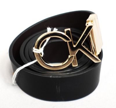 une ceinture en cuir noir avec une boucle dorée et une cordelette blanche