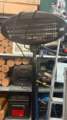 de nombreux rouleaux de bois empilés sur une étagère dans un magasin
