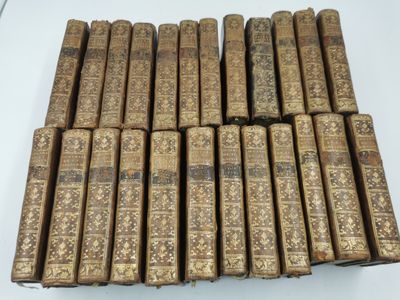 plusieurs vieux livres empilés sur une table