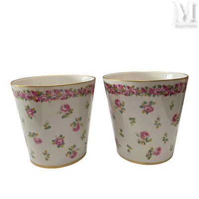 deux tasses ornées de fleurs roses sont posées côte à côte sur une surface blanche