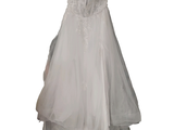 une robe de mariée suspendue à un cintre sur fond blanc