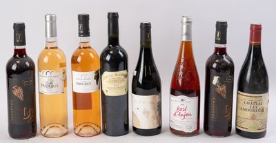 plusieurs bouteilles de vin sont alignées sur une surface blanche