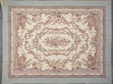 un tapis à motifs floraux sur fond bleu
