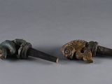 deux morceaux de métal façonnés pour ressembler à des animaux