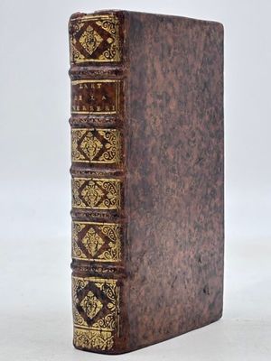 un vieux livre posé sur une surface blanche